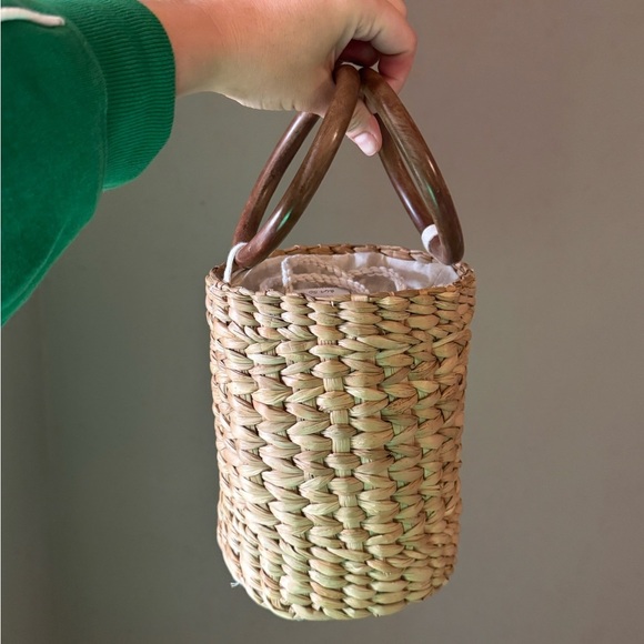J. Crew Handbags - NWT J.Crew Woven Straw Rafia Bucket Bag with Wooden Handles